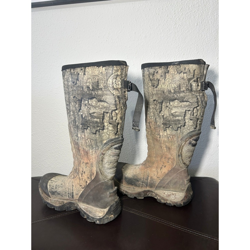 MAGELLAN OUTDOORS SIZE 9 men's work boots (HAS ACTUAL CONCRETE ON OUTTER SHELL)
